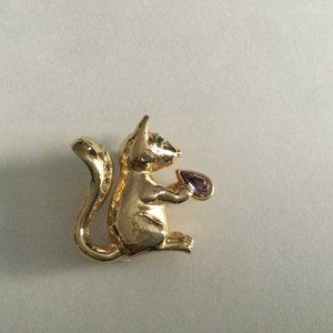 Gold tone squirrel pin brooch 2.5cm x 2.5cm